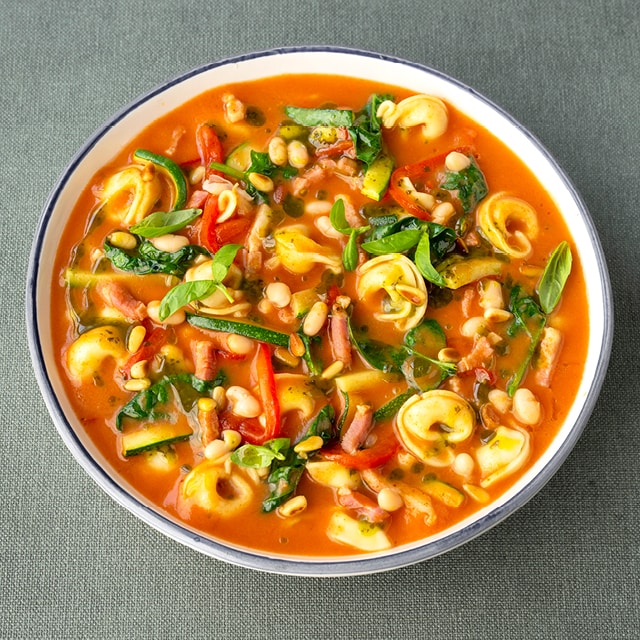 Tomatensoep met tortellini en courgette